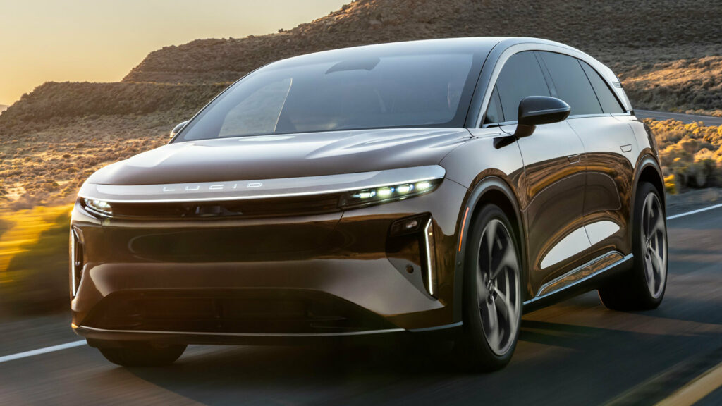 Lucid의 저렴한 중력으로 인해 수백 마리의 말을 잃었지만 수천 달러를 절약할 수 있었습니다