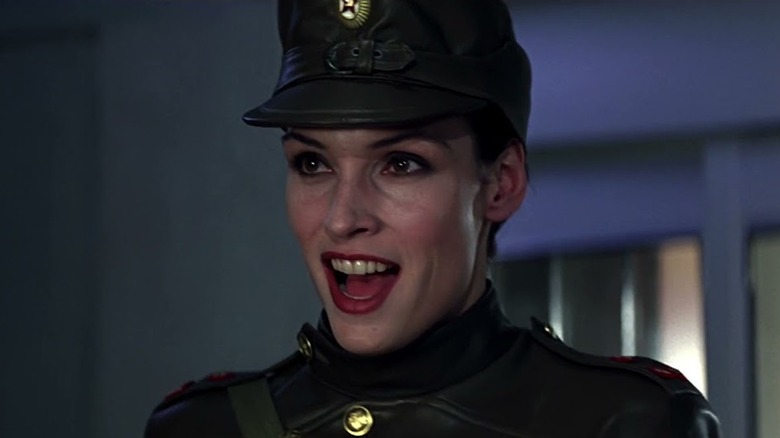 Goldeneye 스타 Famke Janssen이 제임스 본드의 미래 악당에 대해 조언을 했습니다