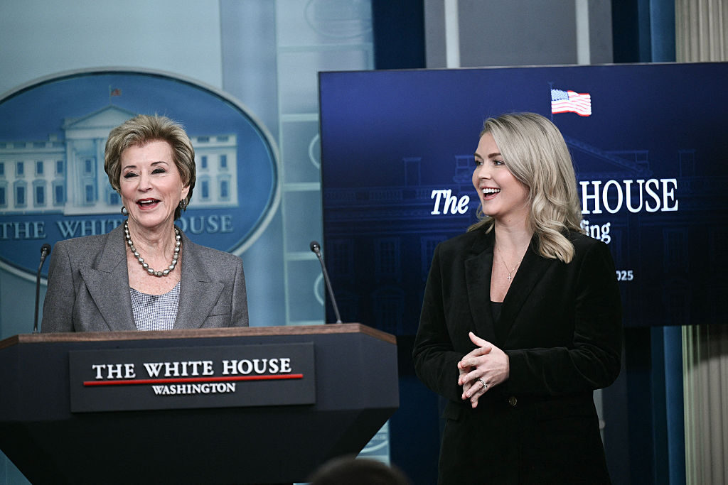 전직 공무원이자 가족의 명예인 Dick Cheney로서 백악관에서 평소와 같이 업무를 수행합니다