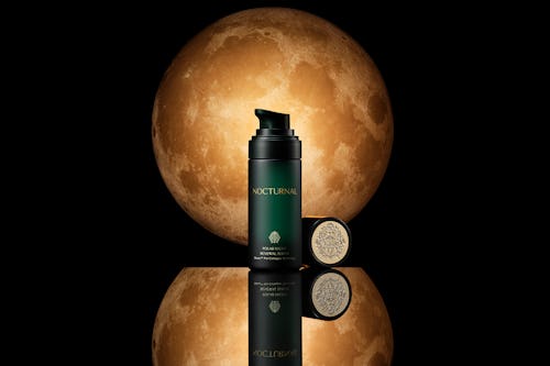 이 차세대 세럼은 생체 리듬과 함께 작용하여 잠자는 동안 피부를 회복시킵니다