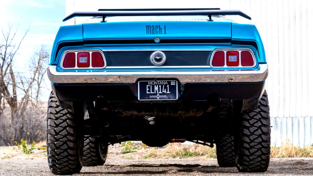 이 1973년 사파리 머스탱은 야생마를 사냥할 준비가 된 것 같습니다