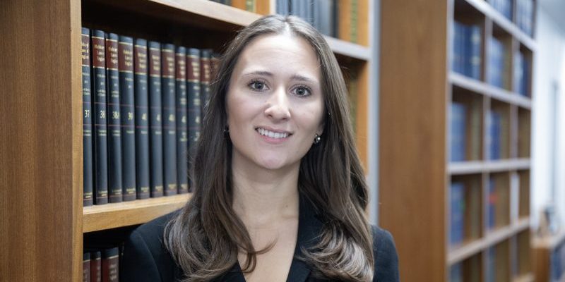 주니어 변호사는 자격을 갖춘 지 17개월 만에 파트너가 됩니다.