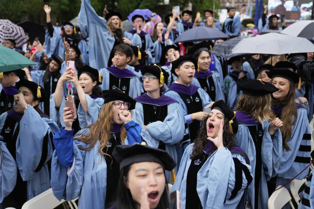 DEI에 대한 트럼프의 공격은 대학 입학에서 남성에게 해를 끼칠 수 있습니다