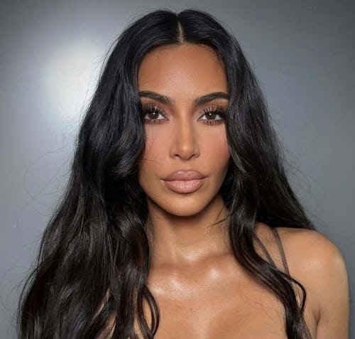 Kim Kardashian의 깃털 헤어 액세서리는 장난스럽고 시크합니다