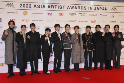 시청: K팝 보이밴드 세븐틴이 Tiny Desk 콘서트를 선보입니다