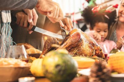 전문가가 휴일 모임에서 알레르기, 천식을 통제할 수 있는 팁을 제공합니다