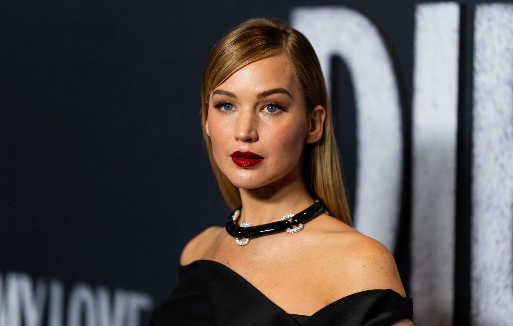 제니퍼 로렌스는 더 이상 도널드 트럼프를 비판하지 않을 것입니다: "연예인은 변화를 만들지 않습니다