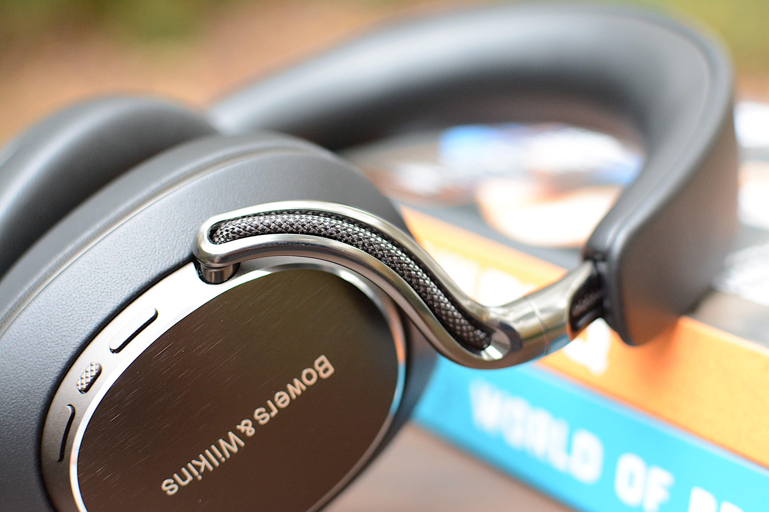 Bowers & Wilkins Px8 S2 리뷰: 헤드폰의 사치