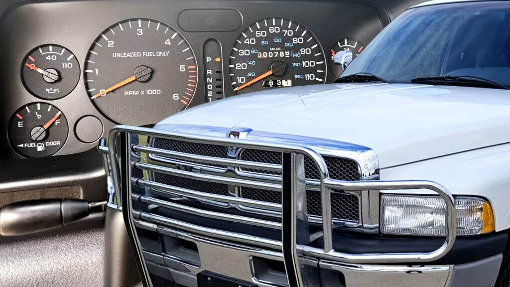 이 Dodge Ram은 너무 깨끗해서 카세트 플레이어가 여전히 1997년이라고 생각합니다