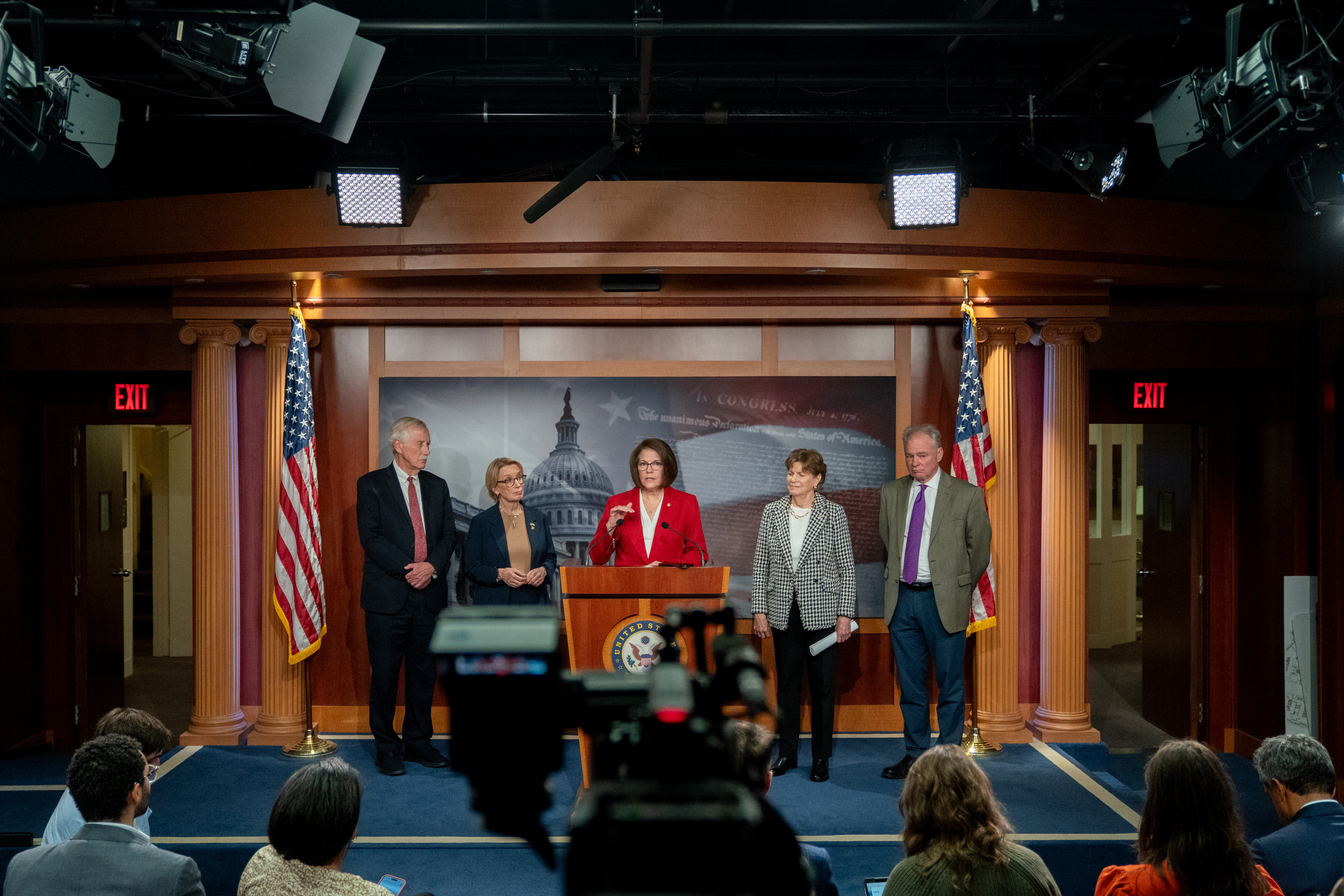 민주당은 원했던 폐쇄를 달성했지만 누구도 기뻐하지 않습니다