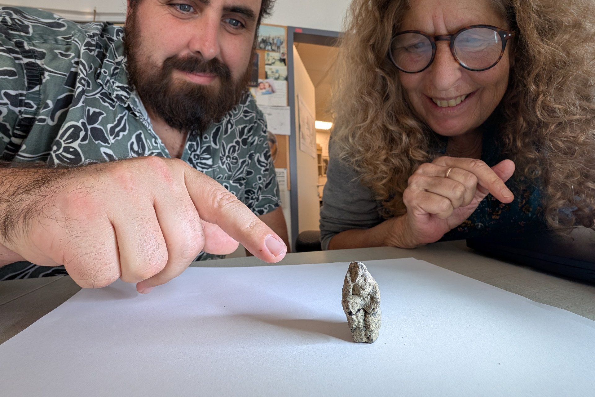 거위가 여자와 성관계를 갖는 모습을 묘사한 12,000년 된 유물