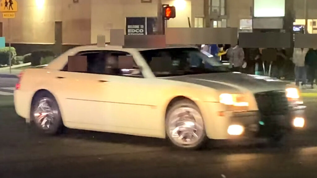 경찰이 거리 장악 차량을 추적하면서 다저스 축하 행사가 열렸습니다