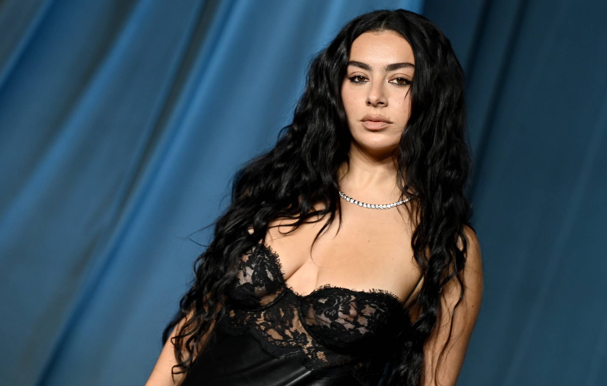 Charli XCX는 "갇힌, 공허한" 상태로 남겨진 후 "현재 음악보다 영화에서 더 많은 영감을 받고 있습니다"