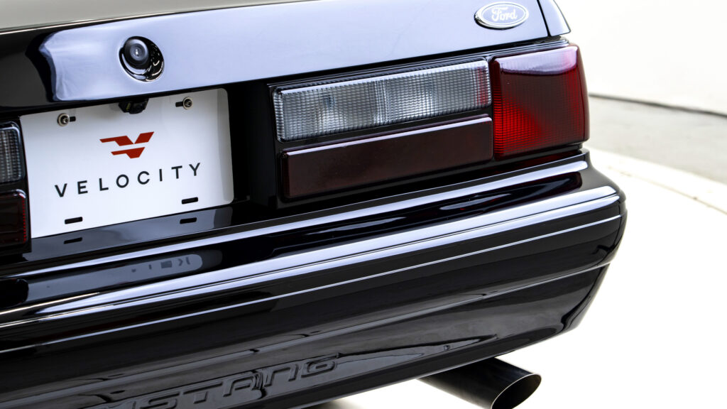 이 폭스 바디 머스탱은 당신이 가장 좋아하는 90년대 믹스테이프보다 더 강렬합니다