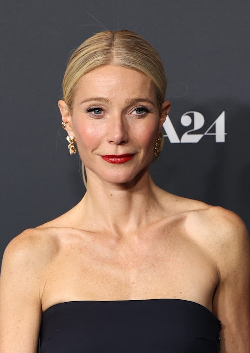 기네스 팰트로의 올블랙 단색 의상은 그녀의 홀리데이 유니폼입니다