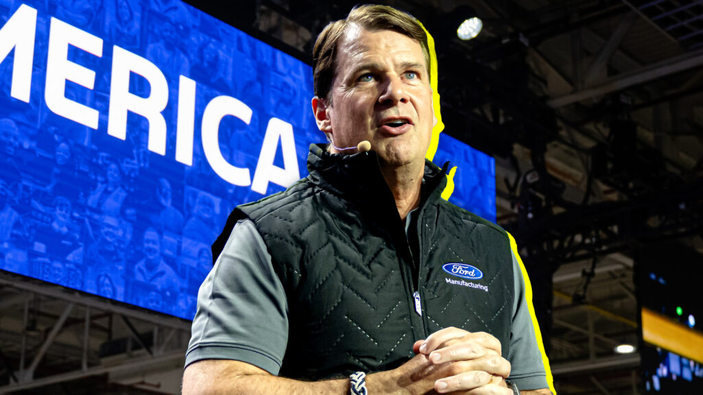 포드 CEO는 $120,000를 지불하고 5,000명의 기계공 일자리를 채울 수 없어 좌절했습니다