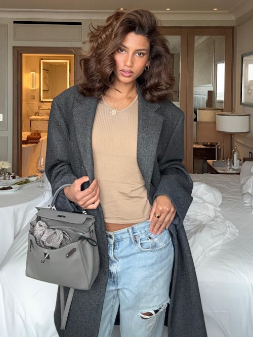 의상 포뮬러 모델 Imaan Hammam이 계속해서 입는 의상