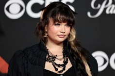 Lola Young, Lily Allen의 홀리데이 파티에서 무대 붕괴 이후 처음으로 공개 출연