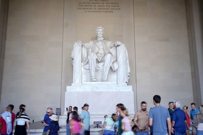 11월 8일 오늘: 미국인들은 에이브러햄 링컨을 두 번째 임기로 선출했습니다