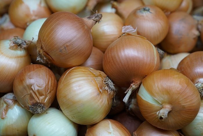 Julia Child의 우울증 시대 양파 보관 해킹은 천재적입니다