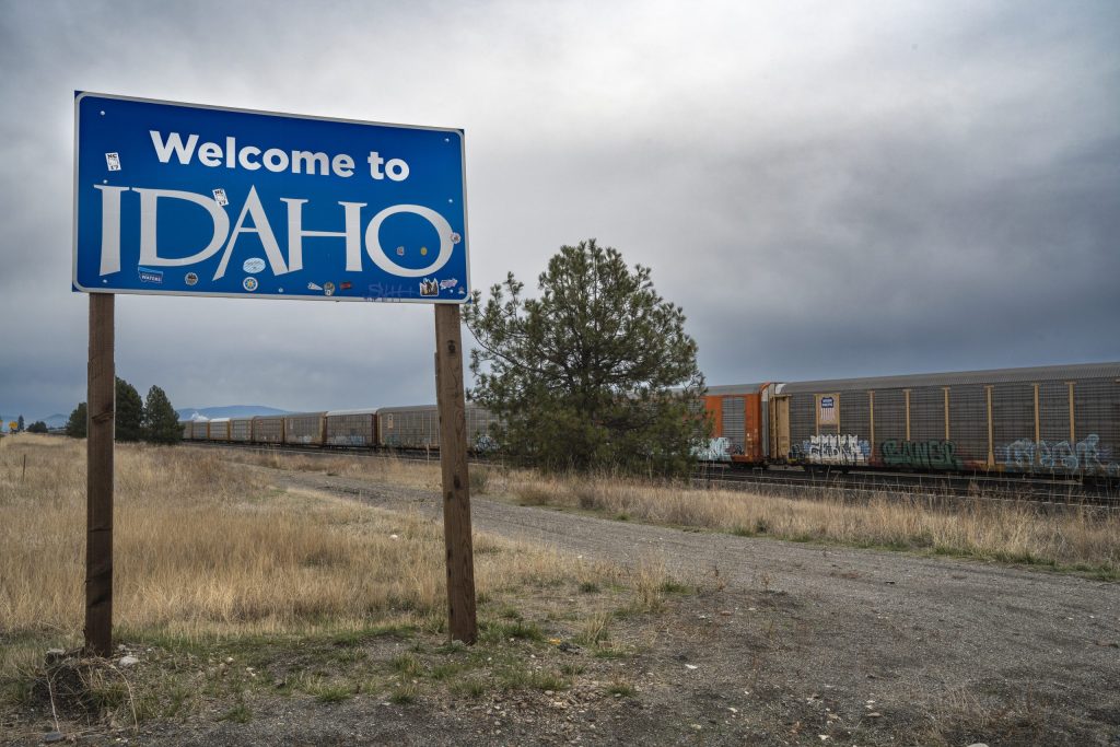 공화당의 한 홈스쿨링 엄마는 공립학교를 사랑하게 되었습니다. 이제 그녀는 다른 보수주의자들과 싸우고 있습니다