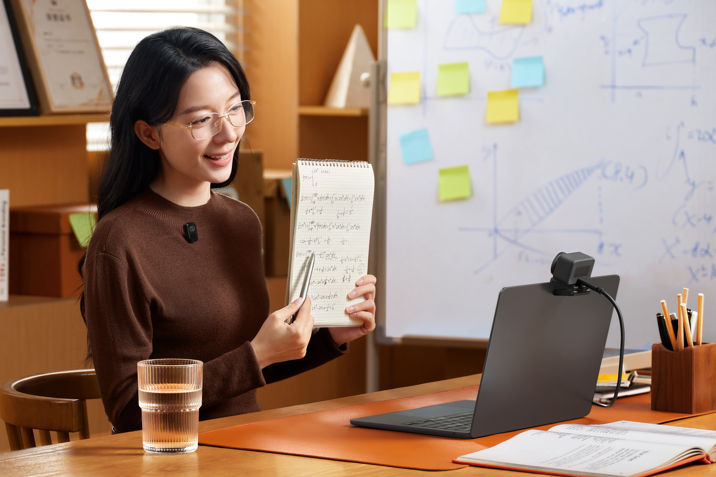 이 4K 웹캠에 작은 무선 마이크를 연결할 수 있습니다