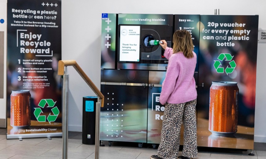 코카콜라 보증금 반환 재판에서 재활용된 병 및 캔 20,000개