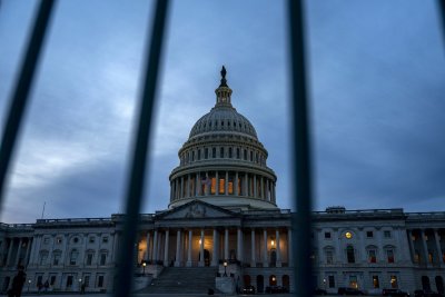 상원은 일요일 저녁에 연방 폐쇄에 대한 최종 투표를 할 예정