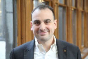 Kim Kardashian은 심령술사가 통과할 것이라고 약속한 후 바에서 실패했습니다