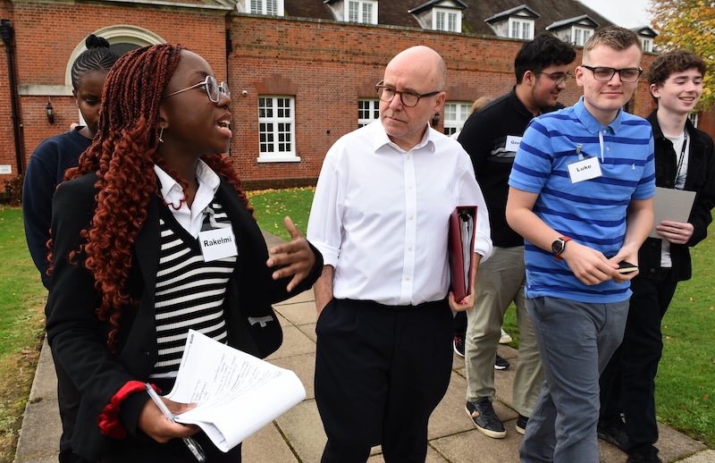 법무장관은 법치를 옹호하기 위해 젊은 목소리를 찾고 있습니다
