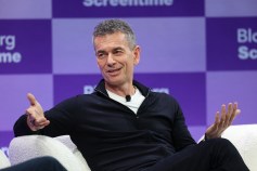 스트리밍 및 녹음 음악 성장에도 불구하고 워너 뮤직의 연간 이익 감소