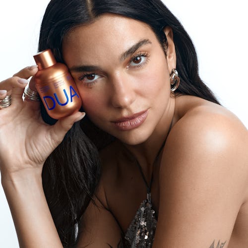 Dua Lipa & Augustinus Bader가 스킨 케어 브랜드를 런칭했습니다