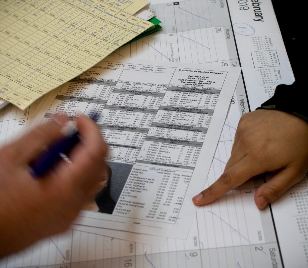 캘리포니아가 빚을 갚지 못한 대학생들의 성적 증명서를 인질로 잡는 것을 금지한 지 5년 후, 일부