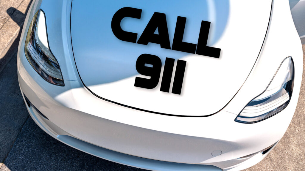 더 많은 부모들이 Tesla의 문이 공황 상태에 빠지면서 아이들을 가두었다고 말합니다