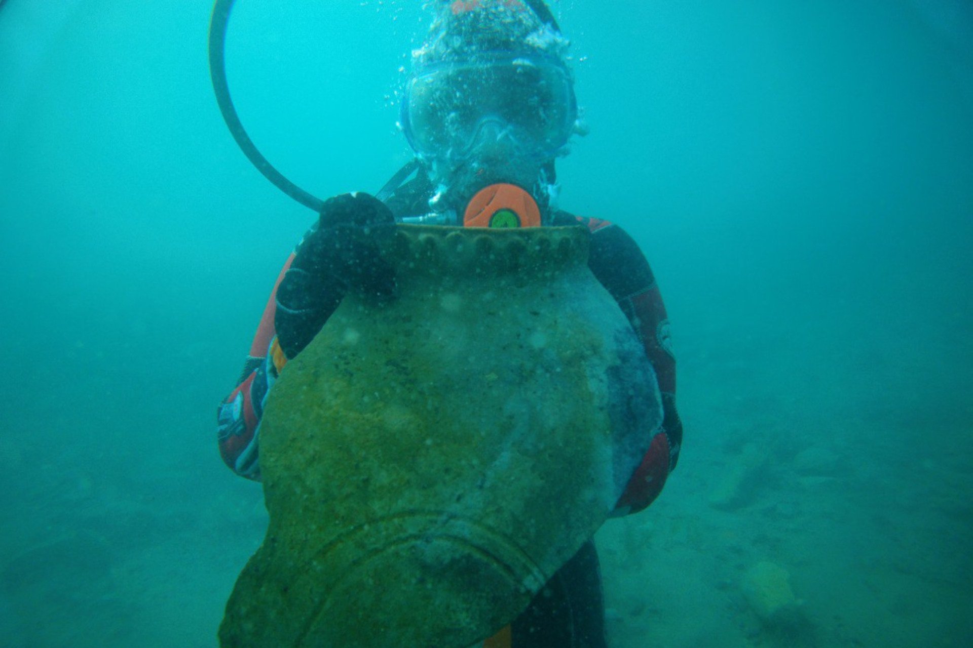 고고학자들이 키르기스스탄의 이 호수 아래에서 발견한 것을 믿지 못할 것입니다