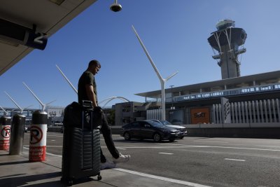 폐쇄로 인해 수천 편의 항공편이 취소되고 다시 지연