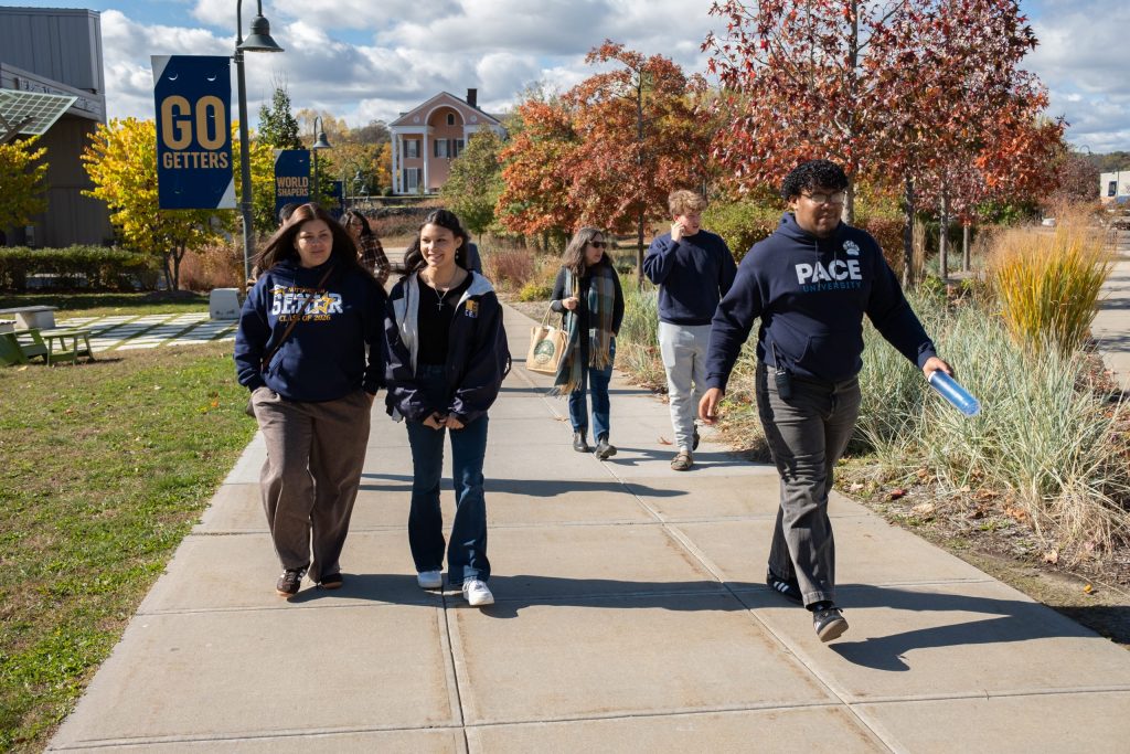 지원자 공급이 감소함에 따라 대학에서는 두려운 입학 절차를 완화합니다