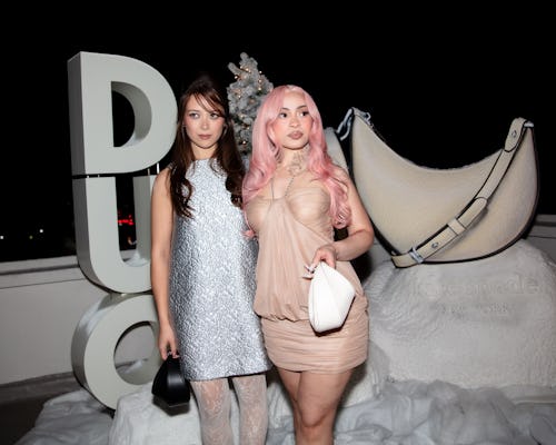 Kate Spade와 NYLON이 가장 좋아하는 유명 듀오와 함께 연말 파티를 주최했습니다