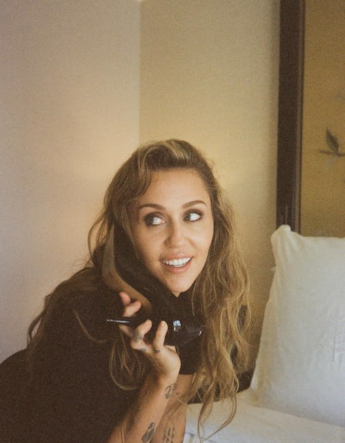 마일리 사이러스의 90년대 Updo는 이번 휴가 시즌에 필요한 복고풍 헤어 정보입니다