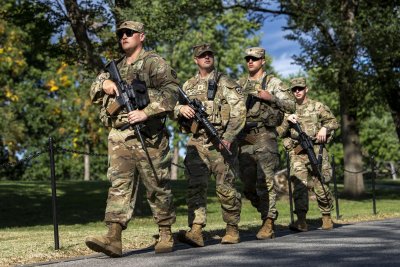 워싱턴에서 주 방위군 2명이 사망한 후 구금된 용의자