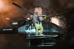 Doechii는 캠프 Flog Gnaw 공연 중 Ayo Edebiri에게 매혹적인 랩 댄스를 선보였습니다